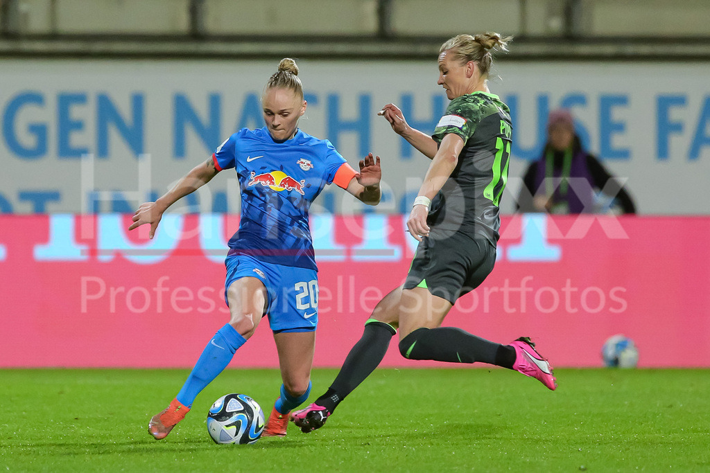 Fussball, Google Pixel Frauen-Bundesliga, VfL Wolfsburg - RB Leipzig | v.li.: Victoria Krug (RB Leipzig, 20) und Alexandra Popp (Alex Popp, VfL Wolfsburg, 11) im Zweikampf, Duell, Dynamik, Aktion, Action, Spielszene, DIE DFB-RICHTLINIEN UNTERSAGEN JEGLICHE NUTZUNG VON FOTOS ALS SEQUENZBILDER UND/ODER VIDEOÄHNLICHE FOTOSTRECKEN. DFB REGULATIONS PROHIBIT ANY USE OF PHOTOGRAPHS AS IMAGE SEQUENCES AND/OR QUASI-VIDEO.