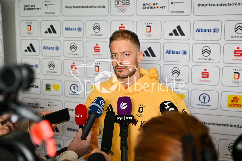 Einkleidung Team D Milano Cortina 2026 | Munich, GERMANY - 12. JANUARY: Moritz Müller (Eiskockeyspieler Kölner Haie) gibt ein Interview bei der Einkleidung des Teams D am 12.01.2026 in der MTC world of fashion in München