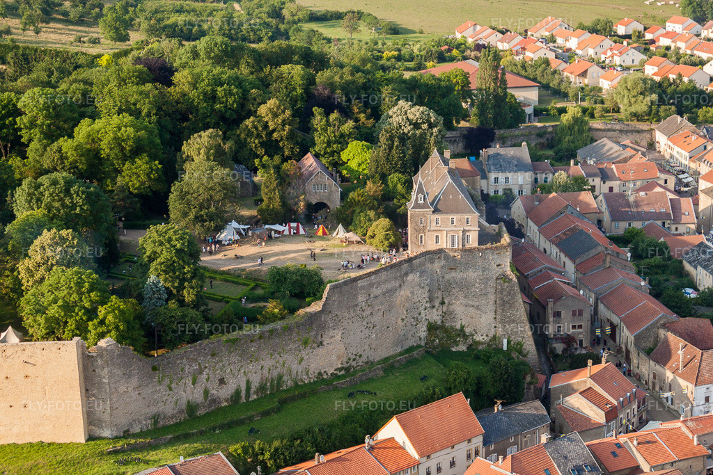 Vue aérienne: Complexe du château de Fort Fort Rodemack à Rodemack dans le département Moselle, France. Photo: IMG_29488.jpg prise le 26/06/2010 par Werner Riehm/FLY-FOTO.eu – Résolution de l'original: 4752 x 3168 px