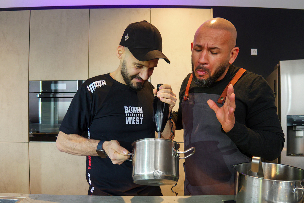 Taylor | Korntal Münchingen - Der Korntal-Münchinger Eventkoch Craig Taylor, bekannt als Finalist aus der TV-Serie The Taste, wuppt nebenher viele soziale Projekte. Seine Mission: Kindern und Jugendlichen gesunde Ernährung zeigen. Auch dabei : Boxing Coach Angelo Tanga der auch im Projekt mitmacht - Realisiert mit Pictrs.com