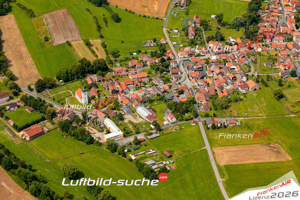 Das Luftbild zeigt : Hellingen Heldburg - Die Luftaufnahme wurde 2024 vom UL-Flugzeug aus erstellt ( keine Drohne ) - Hochauflösende Luftaufnahme - Für grossformatige Ausdrucke geeignet. Die Geschenkidee !Mit Lizenz und Bildrechte bestellbar