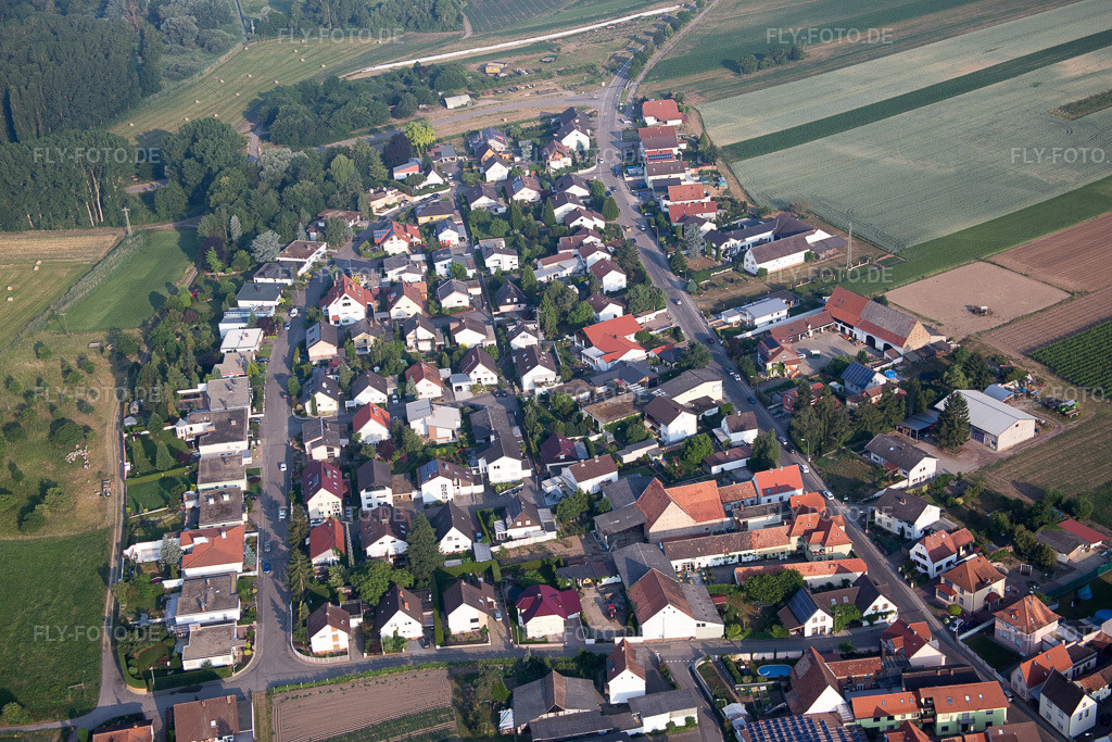 Luftbild: Am Unteren Schlittberg im Ortsteil Mechtersheim in Römerberg im Bundesland Rheinland-Pfalz in Deutschland. Foto: IMG_080551.jpg vom 12.06.2015 durch Werner Riehm/FLY-FOTO.de