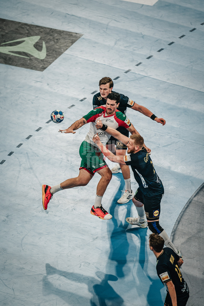 Handball | Herren | EHF EURO 2024 | European Championshop Men 2024 Final Tournament | Schweden vs. Portugal | 21.01.2024 | Salvador Salvador (#31, Portugal, POR) spielt einen Pass zurücl