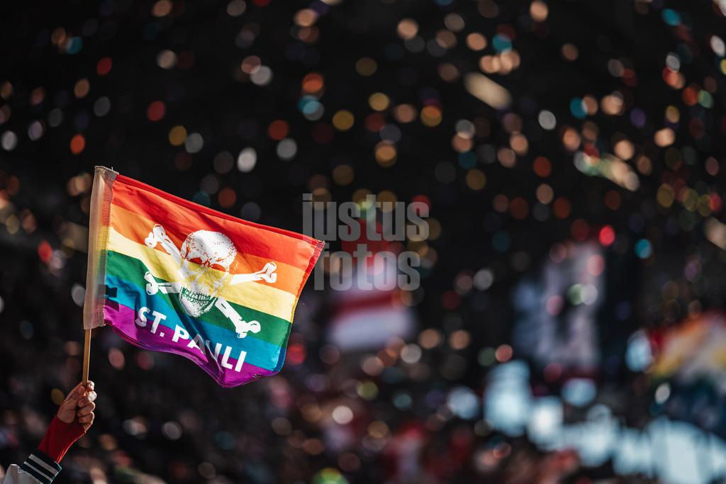 Fußball | Männer | Saison 2024/2025  | Fußball-Bundesliga | 28. Spieltag | FC St. Pauli vs. Borussia Mönchengladbach | 06.04.2025 | Eine St. Pauli Flagge in Regenbogen Farben Totenkopf Pride Konfetti