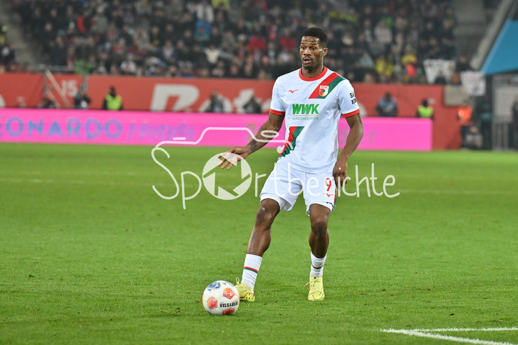 FC Augsburg - Borussia Dortmund | AUGSBURG, GERMANY - with ball Samuel Emmanuel ESSENDE MBONGU (FC Augsburg 9) during the bundesliga match between FC Augsburg vs. Borussia Dortmund on matchday 9 at WWK Arena on October 31, 2025 in Augsburg, Germany / DFL REGULATIONS PROHIBIT ANY USE OF PHOTOGRAPHS AS IMAGE SEQUENCES AND/OR QUASI-VIDEO
