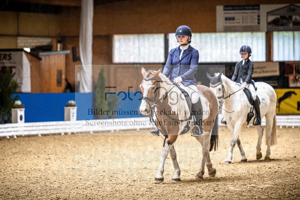 DOS_2125 | Entdecke hochwertige Reitturnierfotos von Foto Oger. Professionell, emotional und authentisch – jetzt Lieblingsmomente im Shop bestellen.Deutschlandweite Turnierfotografie. - Realisiert mit Pictrs.com