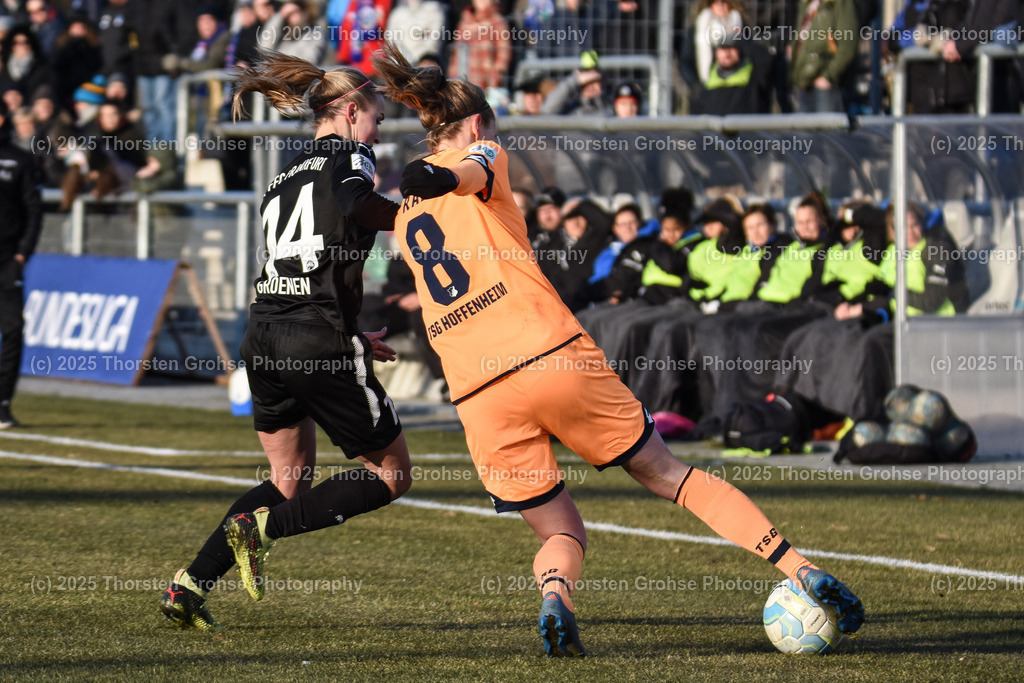 Fussball-BL Frauen 1. FFC Frankfurt vs. TSG 1899 Hoffenheim | Groenen Jackie #14 (1.FFC Frankfurt), Maximiliane Rall #8 (TSG 1899 Hoffenheim); Fussball-BL Frauen 1. FFC Frankfurt vs. TSG 1899 Hoffenheim, Fussball-Bundesliga Frauen am 24.02.2018 im Stadion am Brentanobad in Frankfurt/Main, (Deutschland) - Realisiert mit Pictrs.com
