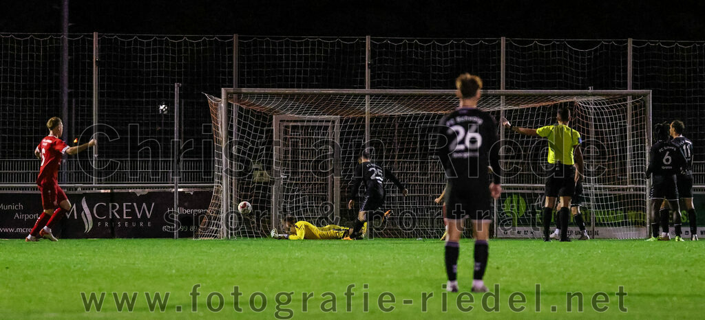 2023-10-27_059_VfB_Hallbergmoos_gegen_FC_Schwaig | Hallbergmoos, Deutschland, 27.10.2023:
Fußball, Landesliga Südost 2023 / 2024, 18. Spieltag, VfB Hallbergmoos gegen FC Schwaig, Endergebnis: 2:3

Tor zum 1:1 durch Carl Opitz (VfB Hallbergmoos, #4)
Florian Schmuckermeier (VfB Hallbergmoos, #6), Torwart Franz Hornof (FC Schwaig, #1), Nils Ehret (FC Schwaig, #25), Schiedsrichter Fabian Buechner

Foto: Christian Riedel / fotografie-riedel.net