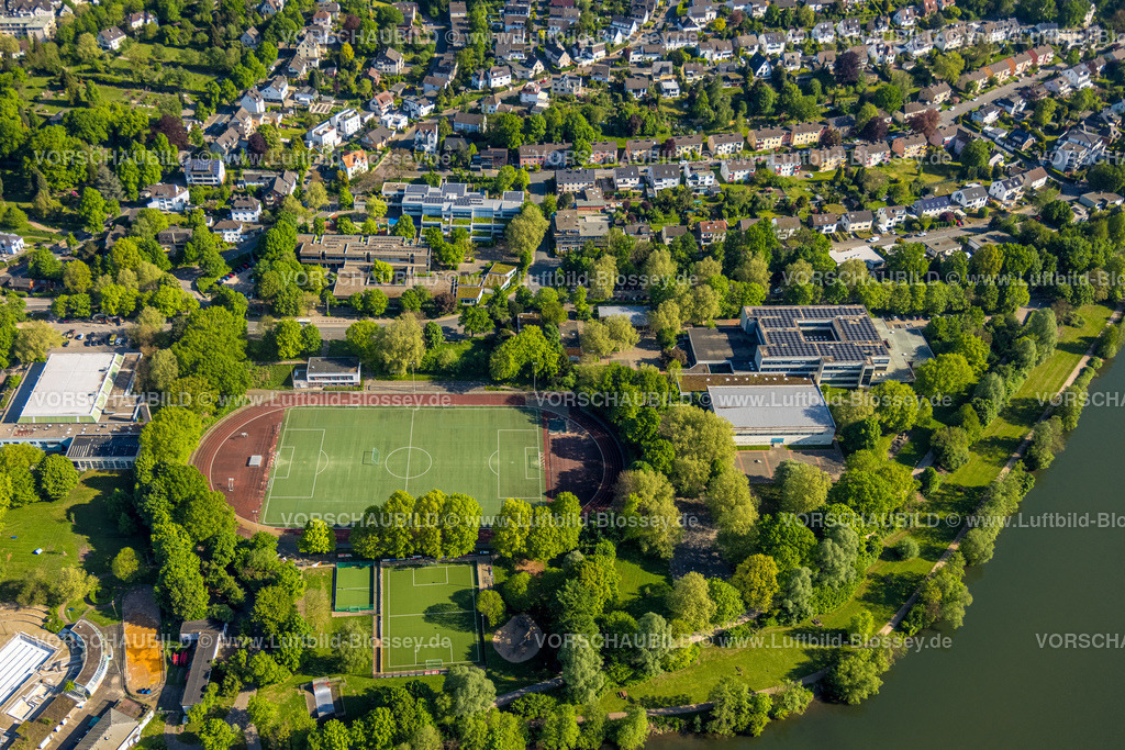 Herdecke240503286 | Luftbild, Schulzentrum Bleichstein mit Werner Richard Schule und Realschule am Bleichstein und Friedrich-Harkort Schule mit Sportplatz und Sporthalle am Bleichstein, Solaranlagen, grüne Bäume, Herdecke, Ruhrgebiet, Nordrhein-Westfalen, Deutschland