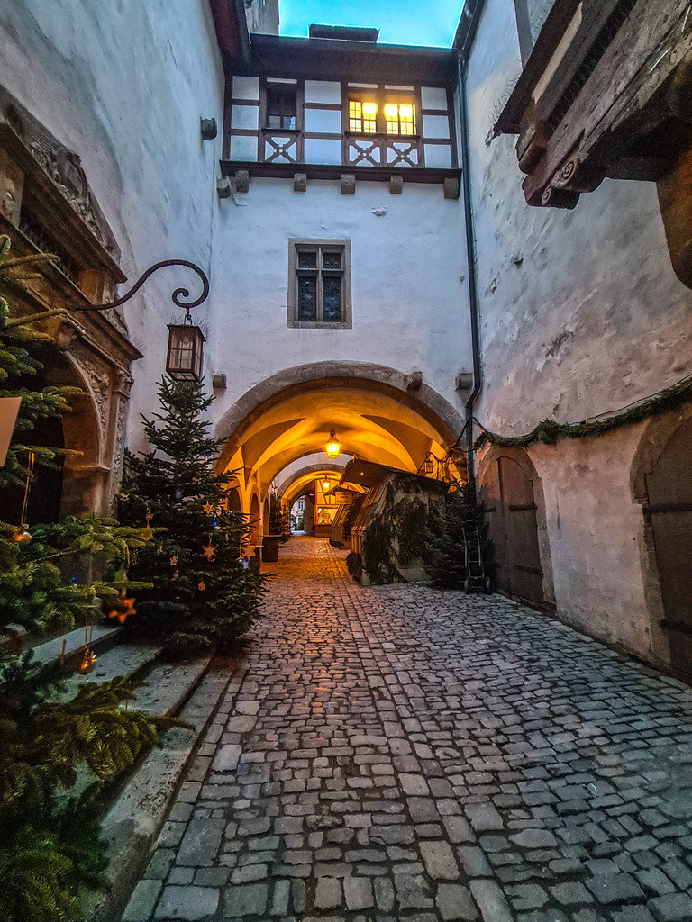20221201_075431 (1) | Rothenburg ob der Tauber. Nur hier gibt es Exklusive und passend zur Jahreszeit Ihr Wandbild, T-Shirt, Tasse und alles was das Rothenburg Herz begehrt. - Realisiert mit Pictrs.com
