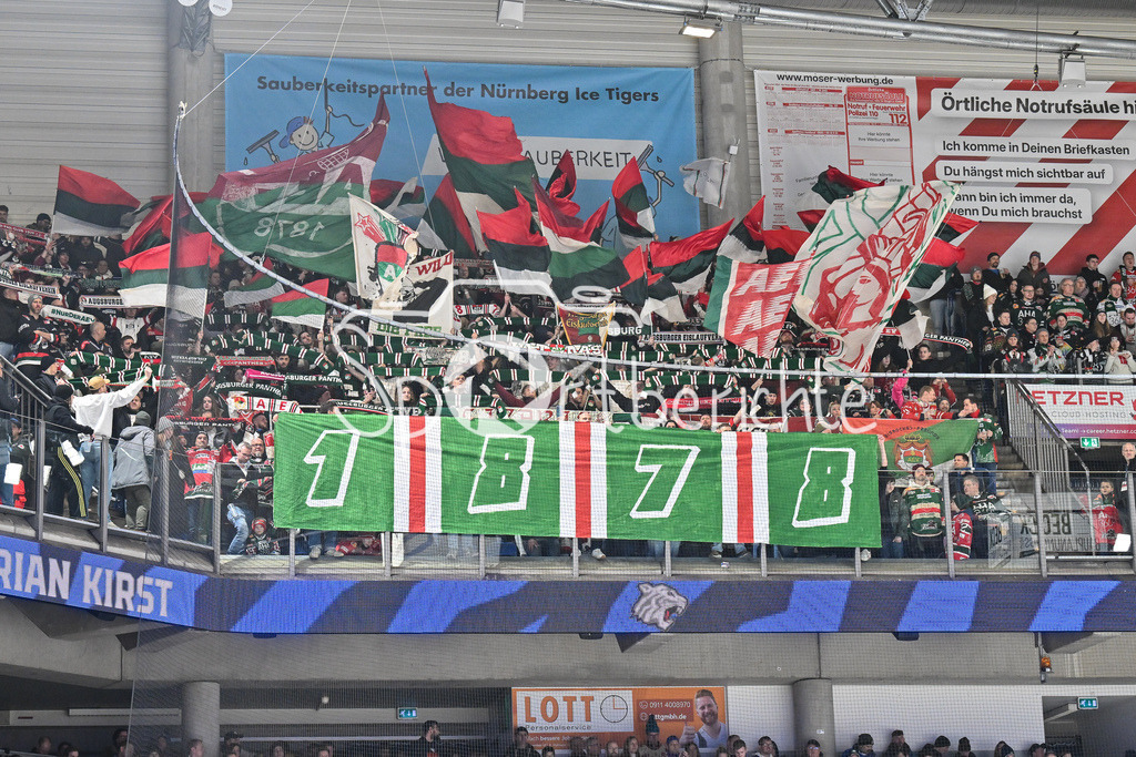 Nürnberg Ice Tigers - Augsburger Panther | NUREMBERG, GERMANY - 23. JANUARY: Fans der Gäste haben zu Spielbeginn eine Choreo vorbereitet / Ultras vor dem Match zwischen den Nürnberg Ice Tigers und den Augsburger Panthern am 42. Spieltag der Penny DEL in der PSD Bank Nürnberg Arena