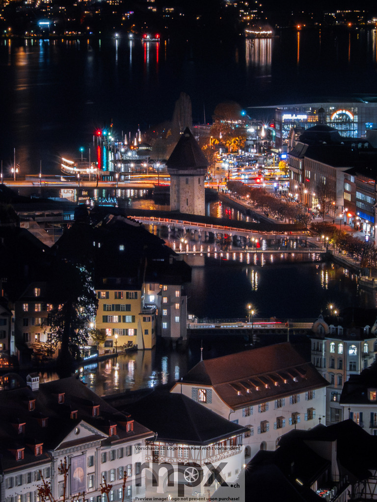 Blick über Luzern bei Nacht | Lichter. See. Magie.Das nächtliche Luzern erstrahlt in einem warmen Lichtermeer, das sich sanft im dunklen Wasser des Vierwaldstättersees spiegelt. Die erleuchtete Architektur der Altstadt schafft eine Atmosphäre von zeitloser Eleganz und Ruhe.Wähle unter "Produktauswahl" dein Wunschformat: Vom klassischen Wandbild über Puzzle &amp; Tassen bis zum digitalen Download (z.B. als Handy-Hintergrund). - Realisiert mit Pictrs.com