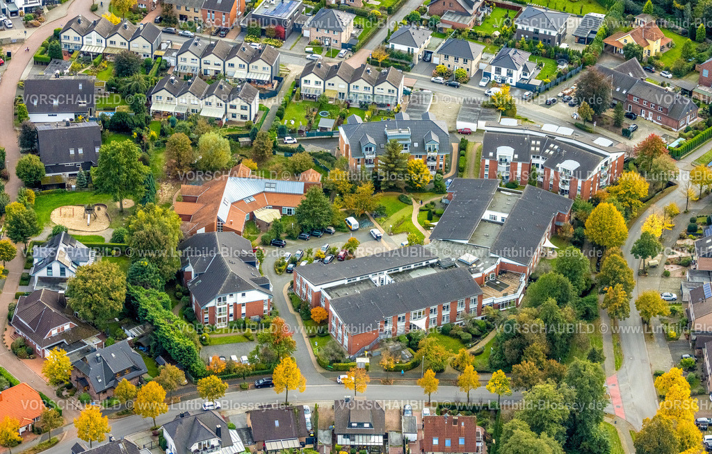 Huenxe241009679 | Luftbild, Hewag Seniorenstift und evang. Kindergarten im Wohngebiet In den Elsen, Hünxe, Niederrhein, Nordrhein-Westfalen, Deutschland