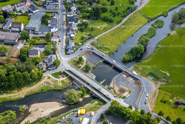 Arnsberg220601120 | Luftbild, Neubau Dinscheder Brücke der Glösinger Straße über den Fluss Ruhr und Renaturierung in Glösingen, Arnsberg, Sauerland, Nordrhein-Westfalen, Deutschland