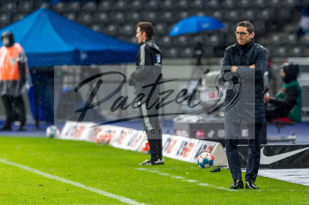 BSCRBL20220220_048 | Fussball, Herren: Trainer Tayfun Korkut (Hertha BSC) schaut bei dem Spiel der 1. Bundesliga zwischen Hertha BSC und RB Leipzig im Olypiastadion am 20.02.2022 in Berlin, Deutschland.DFB / DFL REGULATIONS PROHIBIT ANY USE OF PHOTOGRAPHS AS IMAGE SEQUENCES AND/OR QUASI-VIDEO. - Realisiert mit Pictrs.com