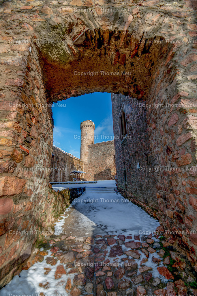 Winter-Schloss-Auerbach-Thomas_Neu_Fotografie-51 | Winterzauber auf Schloss Auerbach: Die historische Burgruine hoch über der Bergstraße zeigt sich im Schnee von ihrer beeindruckendsten Seite. Der Blick über die Rheinebene, der mächtige Wehrturm und die markante Schwarzkiefer machen das Schloss zu einem der schönsten Wintermotive im Odenwald. Entdecken Sie die faszinierende Kombination aus Geschichte, Natur und einzigartiger Winteratmosphäre., Bild: Thomas Neu