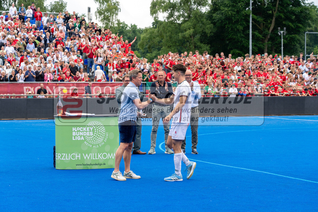 Final4_20250601-1525-HK108793 | Krefeld, Deutschland, 01.06.2025:  Feldhockey Final4 2025 – „Deutsche Feldhockey-Meisterschaften 2025“ Crefelder HTC - Rot-Weiss Köln (Finale Herren) im Gerd-Wellen-Hockeyanlage am 01.06.2025 in Krefeld, Deutschland. (Foto von Kramhöller/Fehrmann/Kaste)Krefeld, Germany, 01.06.2025: Feldhockey Final4 2025 – „Deutsche Feldhockey-Meisterschaften 2025“ Harvestehuder HTC - Düsseldorfer HC (Finale Damen) in Gerd-Wellen-Hockeyanlage at 01.06.2025 in Krefeld, Deutschland. (Foto from Kramhöller/Fehrmann/Kaste)