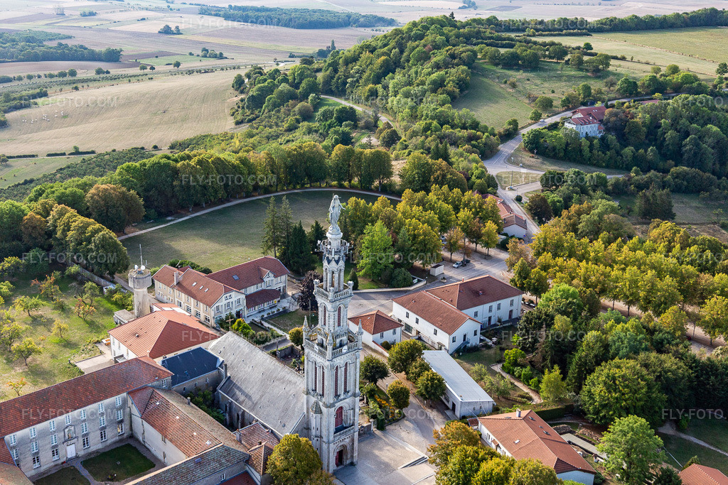 Aerial view: Church tower and tower roof at the Basilique Notre-Dame de Sion on a wooded hill in Saxon-Sion in the state Meurthe et Moselle, France. – Photo: IMG_118505.jpg taken on 09/16/2019 by Werner Riehm/FLY-FOTO.com – Resolution of the original: 5472 x 3648 px