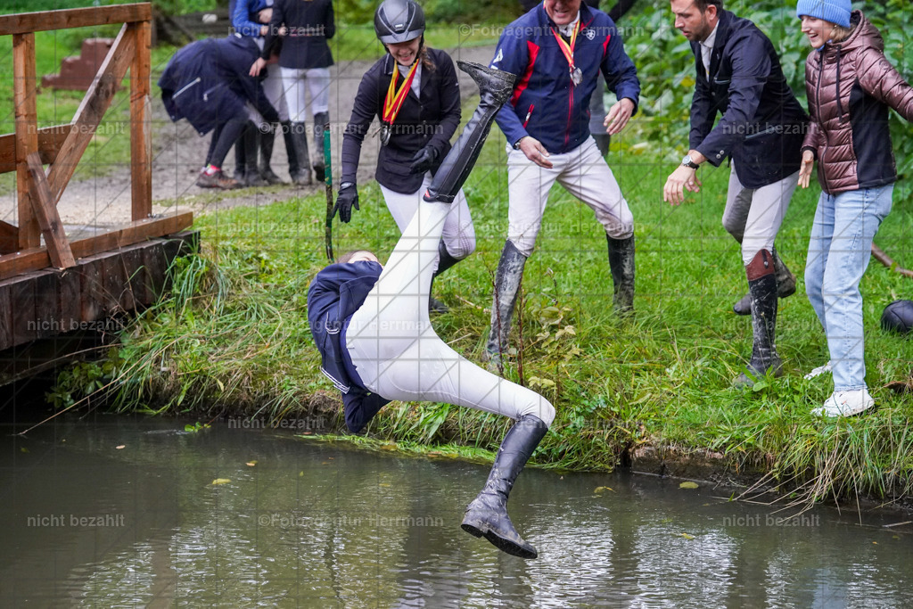 20221002-FAH09724 | Obberbayerische Meisterschaften Vielseitigkeit 2022, Schwäbische Meisterschaften Vielseitigkeit 2022, Mertingen, Schwaben, Bayern, Geländeturnier, Buschreiter, Turnierfotografen Bayern, Fotoagentur Herrmann,  Bayerische Meisterschaften VS Jun. / JR / Pony:, Turnierbilder, Pferdebilder, Turnierfotos, Pferdesortfotografie, Reitsportfotograf, Pferdeshooting