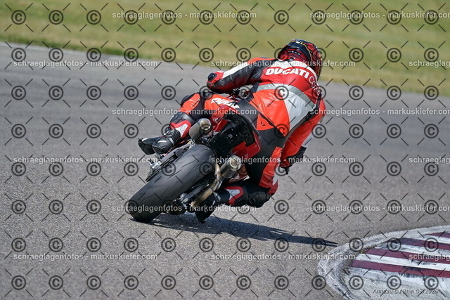 26BT02-1950 | markuskiefer.com - Realisiert mit Pictrs.com