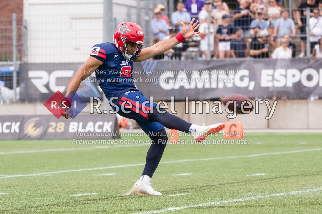 American Football, Saison 2022, European League of Football (ELF), Hamburg Sea Devils - Leipzig Kings, 14.08.2022, 11. Gameweek | Eric Schlomm (#8, Sea Devils, Kicker)