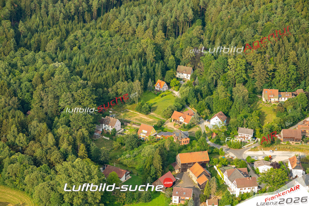 Das Luftbild zeigt : Mengersdorf Mistelgau - Die Luftaufnahme wurde 2024 vom UL-Flugzeug aus erstellt ( keine Drohne ) - Hochauflösende Luftaufnahme - Für grossformatige Ausdrucke geeignet. Die Geschenkidee !Mit Lizenz und Bildrechte bestellbar