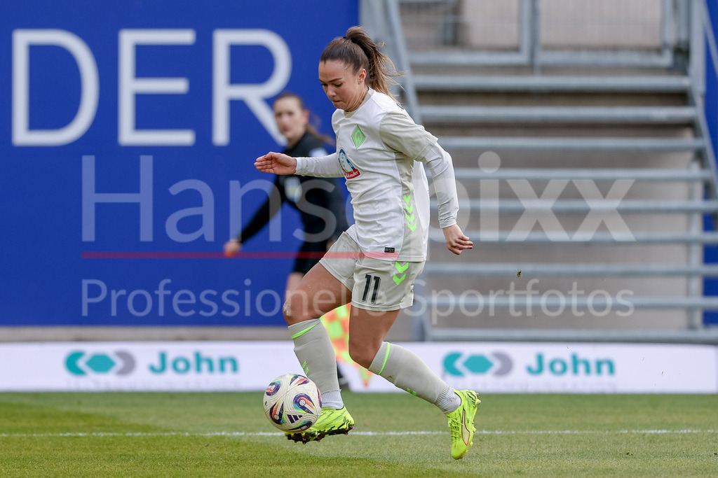 Fussball, Google Pixel Frauen-Bundesliga, FC Carl Zeiss Jena - SV Werder Bremen | Maja Sternad (SV Werder Bremen, 11) am Ball, Einzelbild, Ganzkörper, Aktion, Action, Spielszene, DIE DFB-RICHTLINIEN UNTERSAGEN JEGLICHE NUTZUNG VON FOTOS ALS SEQUENZBILDER UND/ODER VIDEOÄHNLICHE FOTOSTRECKEN. DFB REGULATIONS PROHIBIT ANY USE OF PHOTOGRAPHS AS IMAGE SEQUENCES AND/OR QUASI-VIDEO.