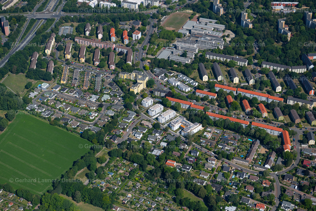 4035377 | BRAUNSCHWEIG 31.07.2020 Wohngebiet der Mehrfamilienhaussiedlung mit Seniorenresidenz an der Greifswaldstraße im Ortsteil Heidberg in Braunschweig im Bundesland Niedersachsen, Deutschland. Weiterführende Informationen bei: BBG Senioren-Residenzen GmbH. // Residential area of the multi-family house settlement with a senior residence on street Greifswaldstrasse in the district Heidberg in Brunswick in the state Lower Saxony, Germany. Further information at: BBG Senioren-Residenzen GmbH. Foto: Gerhard Launer