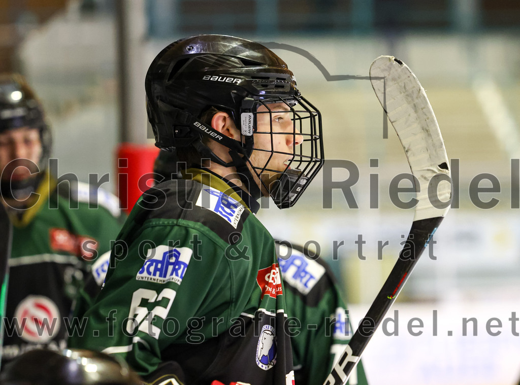 2022-12-02_124_TSV_Erding_gegen_EV_Pegnitz | Erding, Deutschland, 02.12.2022:
Eishockey, Bayernliga 2022 / 2023, 17. Spieltag, TSV Erding gegen EV Pegnitz, Endergebnis: 9:3

Dennis Henter (Erding Gladiators, #62)

Foto: Christian Riedel / fotografie-riedel.net