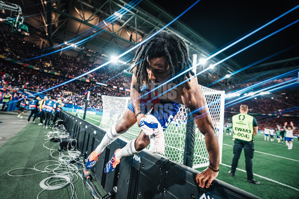 Fußball | Herren | UEFA-Fußball-Europameisterschaft 2024 | Gruppe D | Österreich vs. Frankreich | 17.06.2024 | Jules Kounde (#5, Frankreich) springt über die Bande um sein Trikot an einen Fan zu vergeben