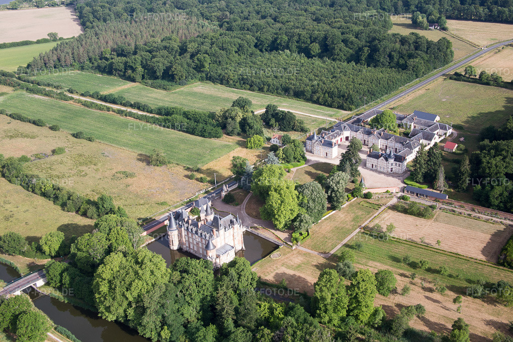Luftbild: Château de Combreux in Combreux im Bundesland Loiret in Frankreich. Foto: IMG_082575.jpg vom 21.06.2015 durch Werner Riehm/FLY-FOTO.de