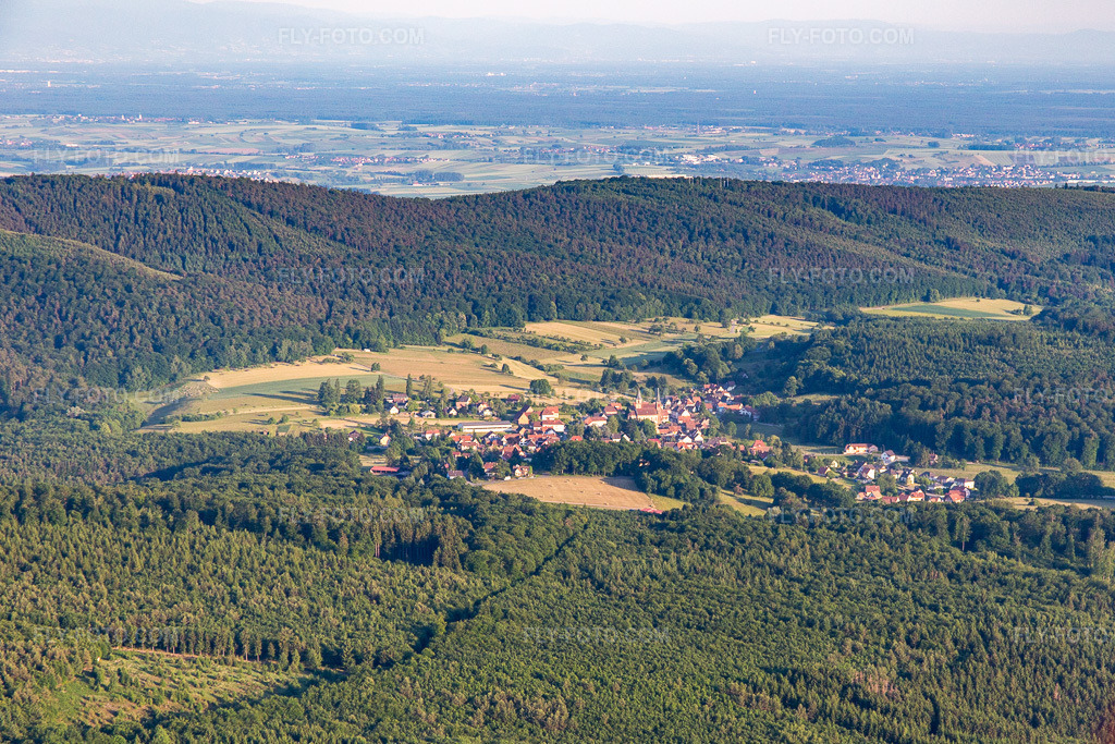 Aerial view: View of the town from the northwest in Climbach in the state Bas-Rhin, France. – Photo: IMG_080319.jpg taken on 06/05/2015 by Werner Riehm/FLY-FOTO.com – Resolution of the original: 4685 x 3123 px