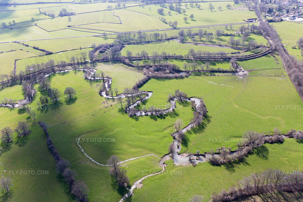 Aerial view: Meanders of the River La Drée in Sully in the state Saone et Loire, France.Photo: IMG_105435.jpg taken on 04/01/2018 by Werner Riehm/FLY-FOTO.comResolution of the original: 5472 x 3648 px