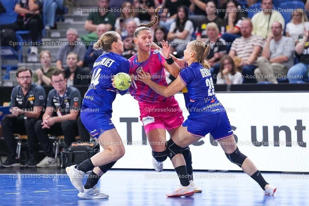 xYDRx21092501014 | 21.09.2025, xydrx, Handball, Frauen Länderspiel, Deutschland - Niederlande, YAILA Arena: Nikita van der Vliet (NED #44) und Sarah Dekker (NED #29) im Zweikampf gegen Xenia Smits (GER #11)