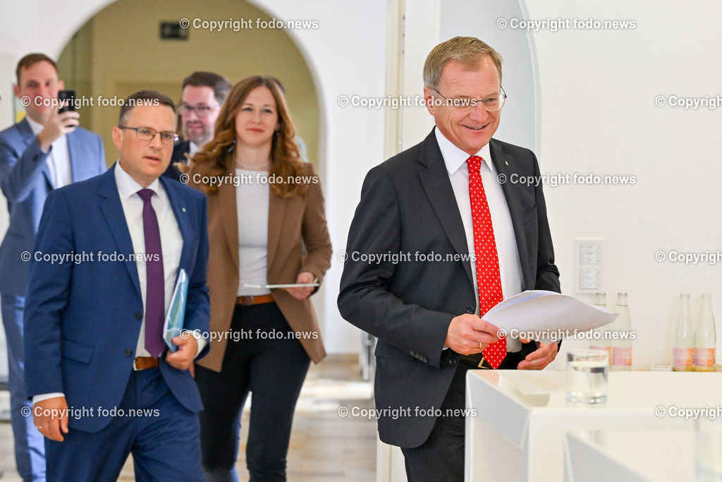 Pressekonferenz OeVP Oberoesterreich_ OOeVP-Kandidatenteam für die Nationalratswahl 2024_ 01.07.2024-4 | 01.07.2024, Linz, AUT, Pressekonferenz OeVP Oberoesterreich, OOeVP-Kandidatenteam für die Nationalratswahl - Stark fuer Oberoesterreichs Interessen, im Bild August Woeginger (VP, Klubobmann OeVP Parlamentsklub) , Claudia Plakolm (VP, Staatssekretaerin im Bundeskanzleramt fuer Jugendangelegenheiten und Zivildienstagenden), LH Thomas Stelzer (VP, Landeshauptmann Ooe)