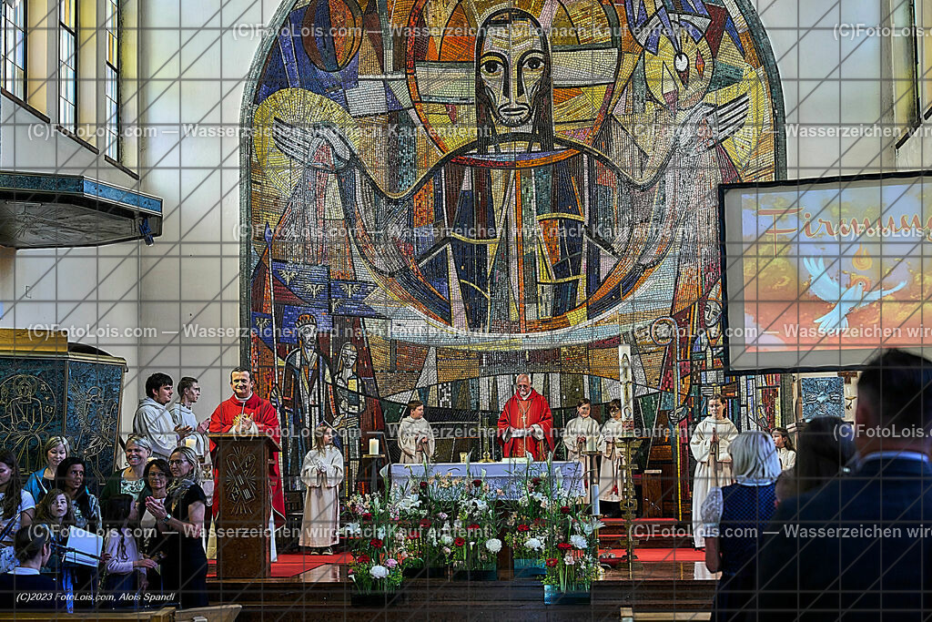 ALP2217_Pfarrfirmung Wieselburg | (C)FotoLois.com, Alois Spandl, Pfarrfirmung in Wieselburg mit Firmspender Eduard Gruber (ehemaliger Generalvikar der Diözese St. Pölten), Sa 3. Juni 2023.