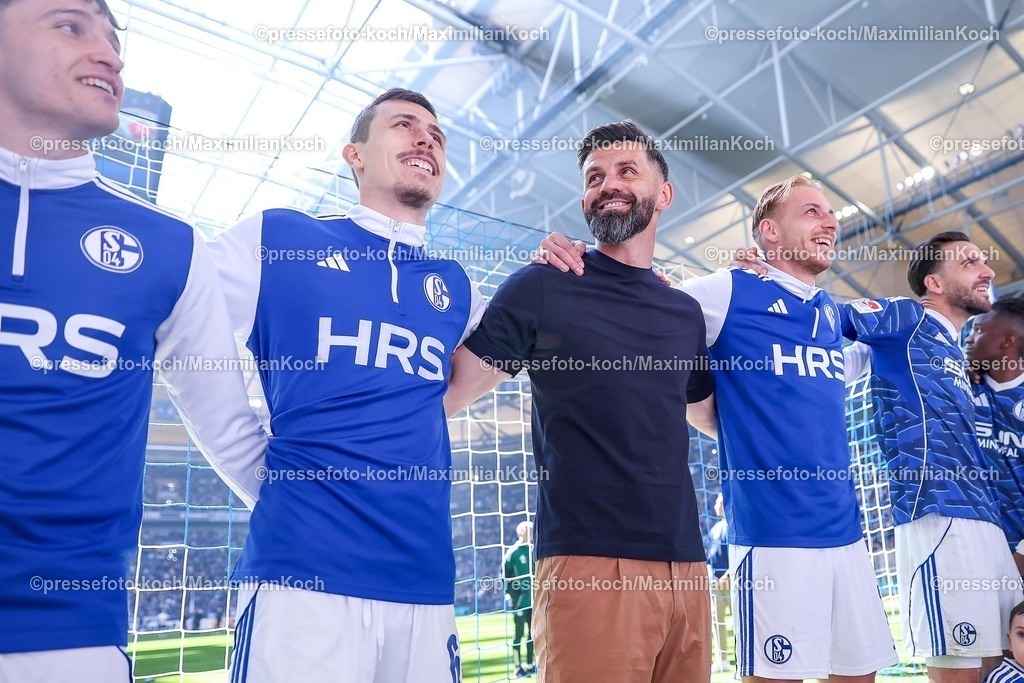 S0419042601065 | 19.04.2026, Fußball, FC Schalke 04 - SC Preußen Münster, 30. Spieltag, 2. Fußball Bundesliga, Veltins-Arena Gelsenkirchen, Saison 2025 2026: Cheftrainer Miron Muslic (Schalke04) jubelnd beim Abschlussjubel nach dem 4:1 Sieg zusammen mit der Mannschaft DFB regulations prohibit any use of photographs as image sequences and or quasi-video.