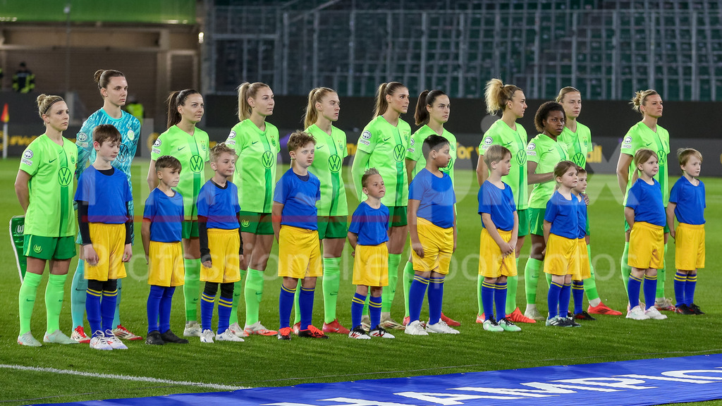 Fussball, UEFA Womens Champions League, VfL Wolfsburg - FC Barcelona | v.li.: Spielerinnen vom VfL Wolfsburg vor dem Spiel bei der Hymne