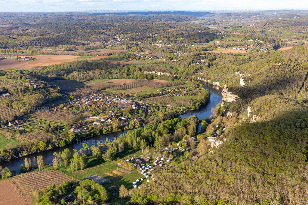 Aerial view: Camping Soleil-Plage on the Dordogne in Vitrac in the state Dordogne, France.Photo: IMG_113576.jpg taken on 04/16/2019 by Werner Riehm/FLY-FOTO.comResolution of the original: 5472 x 3648 px