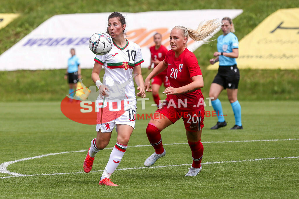 Norwegen U19  Bulgarien U19 | Zdravka Parapunova (BUL #10) Cathinka Cecilie Friis Tandberg (Norway #20) ; Norwegen U19  Bulgarien U19 am 13.05.2022 in Wels
(Huber Arena), AUSTRIA, (Photo by Ernst Krawagner sport-fan.at) - Realisiert mit Pictrs.com