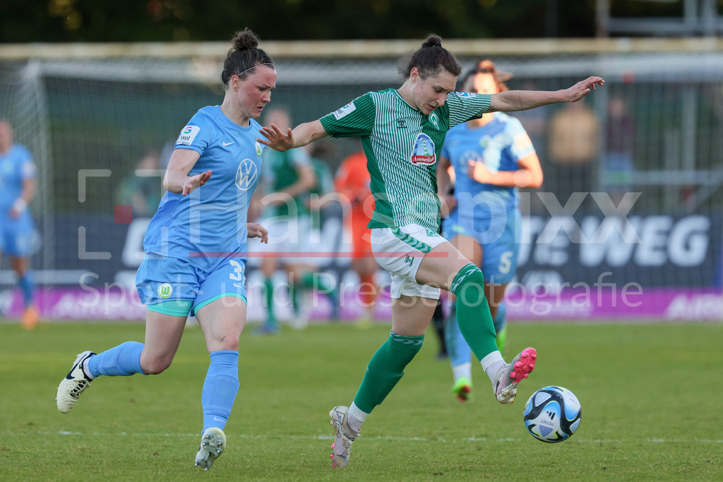 Fussball, Google Pixel Frauen-Bundesliga, SV Werder Bremen - VfL Wolfsburg | v.li.: Marina Hegering (VfL Wolfsburg, 31) und Sophie Weidauer (SV Werder Bremen, 9) im Zweikampf, Duell, Dynamik, Aktion, Action, Spielszene, DIE DFB-RICHTLINIEN UNTERSAGEN JEGLICHE NUTZUNG VON FOTOS ALS SEQUENZBILDER UND/ODER VIDEOÄHNLICHE FOTOSTRECKEN. DFB REGULATIONS PROHIBIT ANY USE OF PHOTOGRAPHS AS IMAGE SEQUENCES AND/OR QUASI-VIDEO.