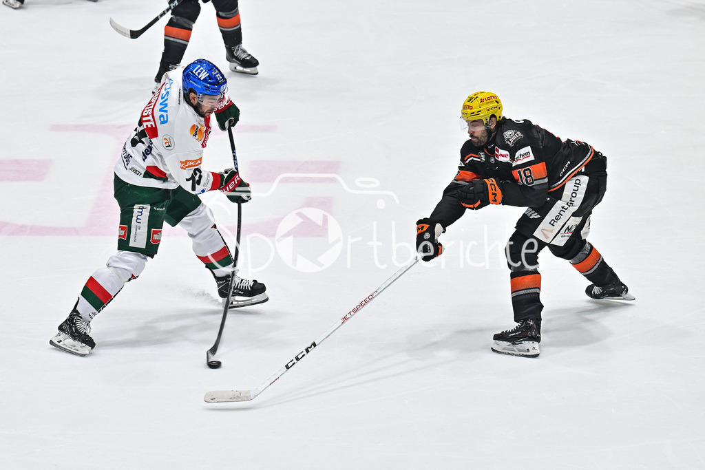 Löwen Frankfurt -Augsburger Panther | im Duell Nicholas BAPTISTE (Augsburger Panther 73) und Markus LAURIDSEN (Löwen Frankfurt #18) / ZWeikampf / DEL: Loewen Frankfurt - Augsburger Panther, Eissporthalle Frankfurt am 14.02.2025