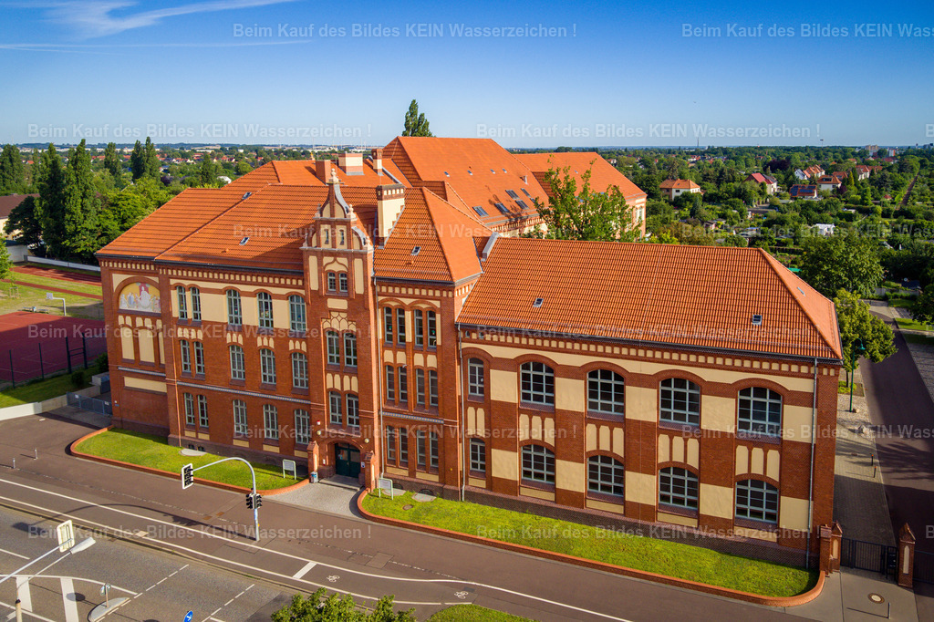 Albert-Vater Grundschule Anne Frank-0009 | Grundschule Stadtfeld. An de Gebäude befinden sich bemerkenswerte Zierelemente mit spätgotische Formen. Oberhalb des Erdgeschosses befindet sich ein Jugendstil-Fries aus bunten Fliesen. Als weitere Verzierungen im Jugendstil sind die mit Wellenmustern versehenen verputzten Flächen und abgerundete Fensterlaibungen zur Straße hin. - Realized with Pictrs.com