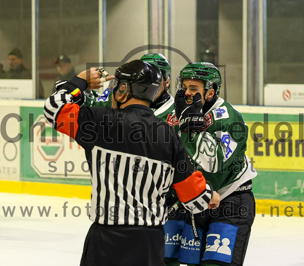 2024-01-05_073_TSV_Erding_gegen_VfE_Ulm-Neu-Ulm | Erding, Deutschland, 05.01.2024:
Eishockey, Bayernliga Vorrunde 2023 / 2024, 22. Spieltag, TSV Erding gegen VfE Ulm/Neu-Ulm, Endergebnis: 7:6

Leon Abstreiter (Erding Gladiators, #72)

Foto: Christian Riedel / fotografie-riedel.net