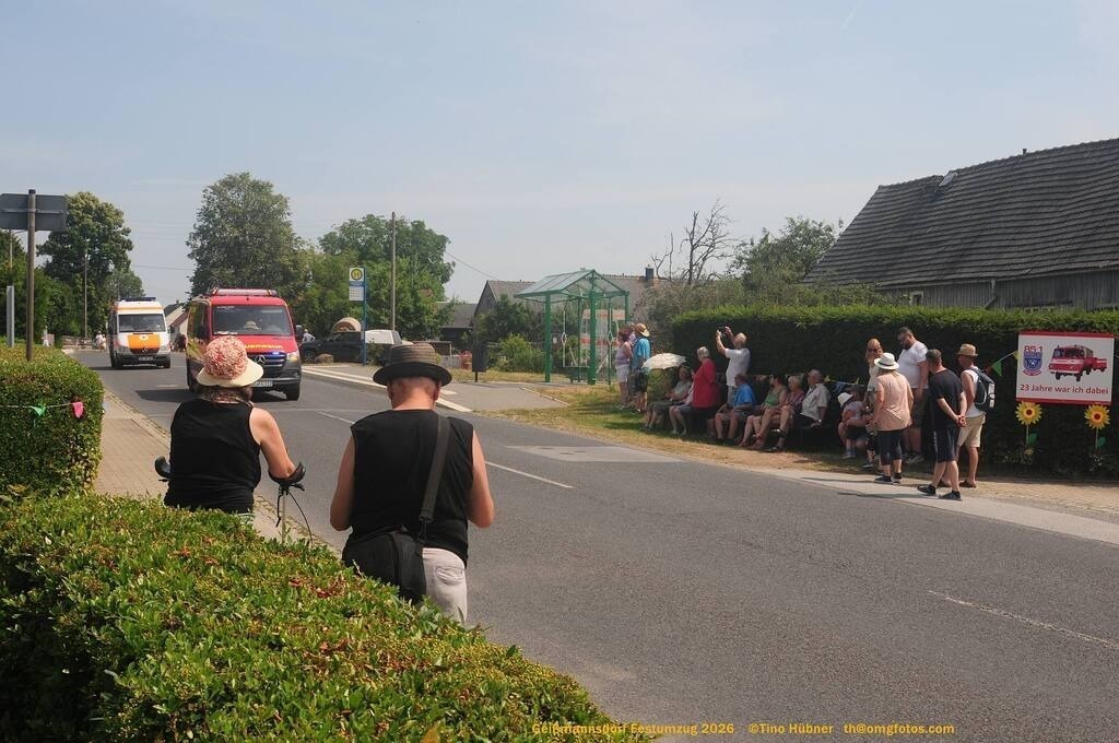 Geißmannsdorf-2026-Festumzug-066 | Festumzug in Geißmannsdorf bei Bischofswerda im Juni 2026. Fotografische Eindrücke und Momentaufnahmen vom Festumzug anläßlich des 800-jährigen Bestehens von Geißmannsdorf - mit Teilnehmern und Gästen, Strohpuppen und geschmückten Vorgärten und Grundstücken - Realisiert mit Pictrs.com