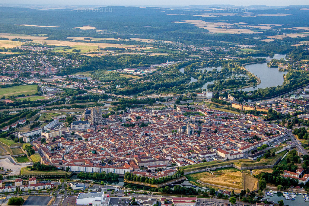 Vue aérienne: Zone riveraine du cours de la Moselle à Toul dans le département Meurthe et Moselle, France. Photo: IMG_083472.jpg prise le 13/07/2015 par Werner Riehm/FLY-FOTO.eu – Résolution de l'original: 5135 x 3423 px