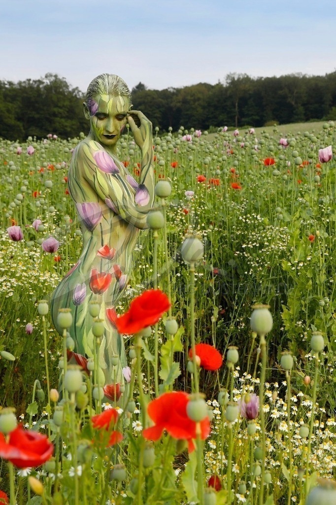 NatureArt-MOHNMIX_0866b | Nachdenklich im Mohnfeld | #006 | Modell: Tina | Foto: Tschiponnique Skupin - Realisiert mit Pictrs.com