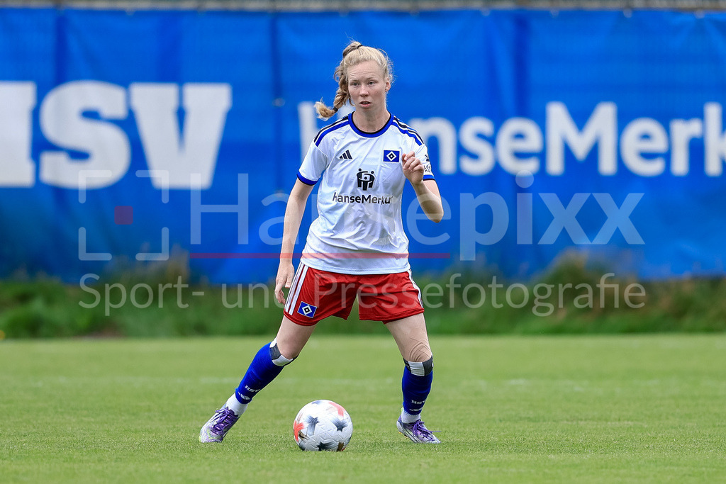Fussball, Testspiel Frauen, Hamburger SV - Odense BK | Jaqueline Dönges (Hamburger SV, HSV, 21) am Ball, Freisteller, Einzelbild, Ganzkörper, Aktion, Action, Spielszene