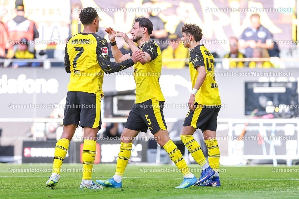 BVB26042601042 | 26.04.2026, Fußball, Borussia Dortmund - SC Freiburg, 1. Fußball Bundesliga, 31. Spieltag, Signal Iduna Park, Saison 2025 2026: Torjubel nach dem Tor zum 3:0 durch Torschütze Ramy Bensebaini&nbsp;(BVB #05)  zusammen mit   DFB regulations prohibit any use of photographs as image sequences and or quasi-video.