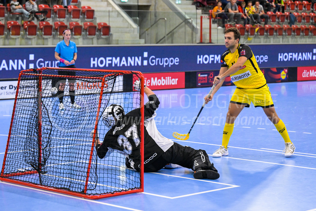 HC Rychenberg vs UHC Uster - 14. October 2022 | HC Rychenberg vs UHC Uster
AXA Arena, Winterthur
Tobias Studer (#23 HC Rychenberg) verwandelt den Penalty mittels Zorro-Move zum 4:3.
Bild: Sportfotografie Markus Aeschimann | www.markus-aeschimann.ch - Realisiert mit Pictrs.com
